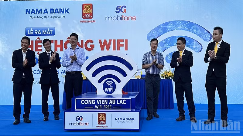 Các đại biểu thực hiện nghi thức ra mắt hệ thống wifi công cộng miễn phí tại công viên Âu Lạc. (Ảnh: HOÀNG LIÊM)