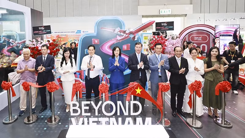Các đại biểu thực hiện nghi thức công bố Dự án “Beyond Vietnam-Hàng Việt Cất Cánh”. (Ảnh: Ban tổ chức cung cấp)