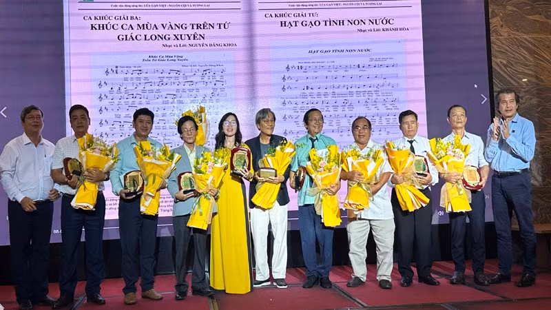 Đại diện Ban Tổ chức trao Giải thưởng ca khúc đến các tác giả đạt giải.