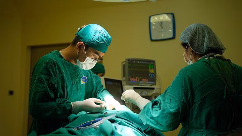 Ê-kíp phẫu thuật đang cấp cứu người bệnh.
