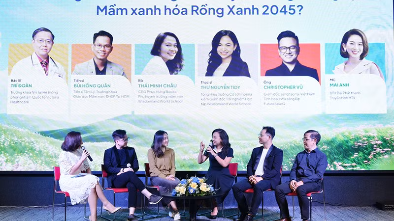 Các chuyên gia, nhà giáo dục và đại diện phụ huynh tham gia phiên thảo luận tại diễn đàn.