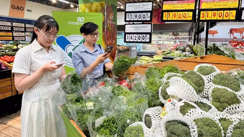 Người tiêu dùng tìm mua thực phẩm đạt chứng nhận “Tick xanh trách nhiệm” tại một siêu thị Co.opmart ở Thành phố.