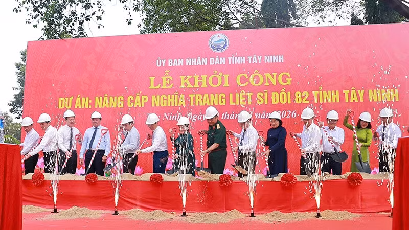 Các đại biểu thực hiện nghi thức khởi công Dự án Nâng cấp Nghĩa trang Liệt sĩ Đồi 82.