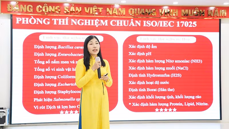 Đại diện VISSAN giới thiệu năng lực kiểm soát thực phẩm an toàn.