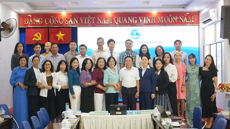 Các đại biểu chụp hình kỷ niệm tại hội thảo.