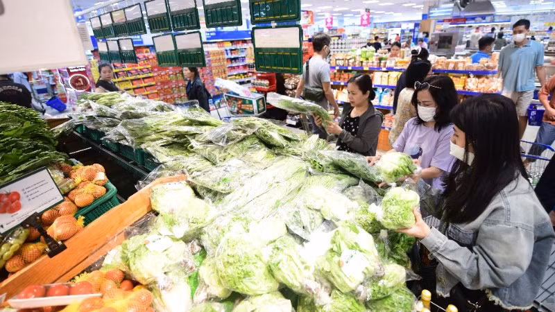 Các loại rau, củ, quả vẫn được các siêu thị bán với giá rẻ và có khuyến mãi so với giá thị trường.