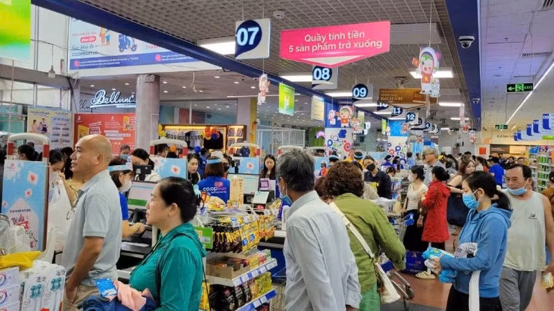 Người dân mua sắm thực phẩm tươi sống tại một siêu thị Co.opmart ở miền trung trong ngày 5/11.