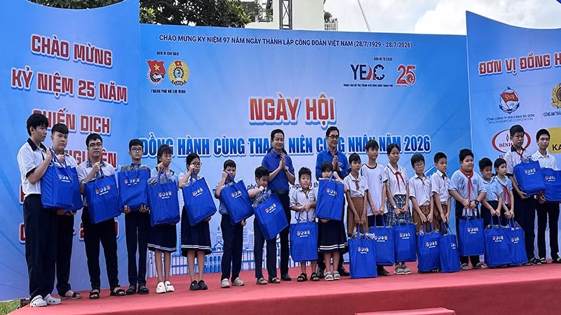 Đại diện Ban tổ chức Ngày hội trao tặng quà hỗ trợ những thiếu nhi là con em thanh niên công nhân có hoàn cảnh khó khăn trên địa bàn phường Bình Trưng.