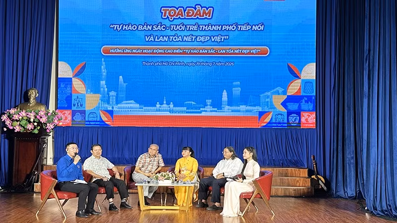 Các chuyên gia, nhà giáo và nghệ sĩ tham gia tọa đàm “Tự hào bản sắc-Tuổi trẻ thành phố tiếp nối và lan tỏa nét đẹp Việt”.
