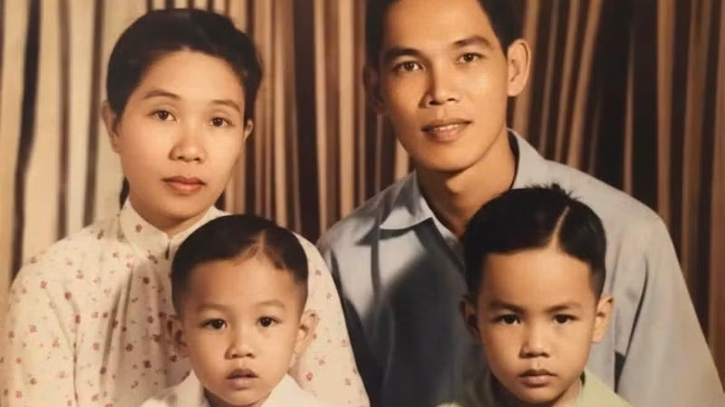 Gia đình đồng chí Lê Thị Riêng, Lê Văn Ba và hai con (Ảnh: Tư liệu)