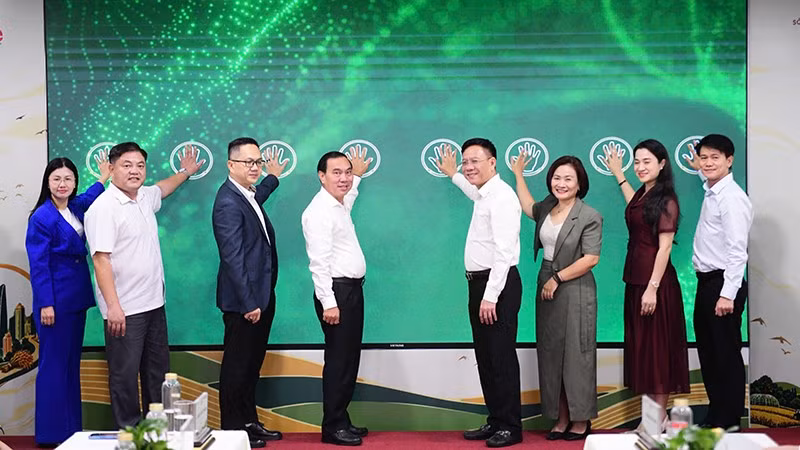 Đại diện Ban tổ chức và các đại biểu thực hiện nghi thức phát động Cuộc thi. (Ảnh: QUANG ĐỊNH)