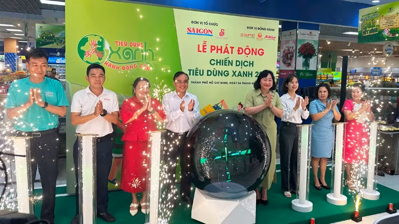 Các đại biểu thực hiện nghi thức phát động Chiến dịch “Tiêu dùng xanh” năm 2026.