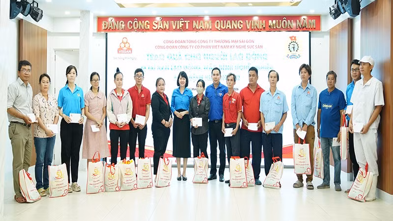 Ban tổ chức trao tặng quà và tiền hỗ trợ người lao động mắc bệnh hiểm nghèo, hoặc bệnh nghề nghiệp.