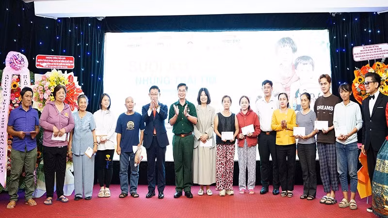 gia-dinh-kho-khan-2.jpg