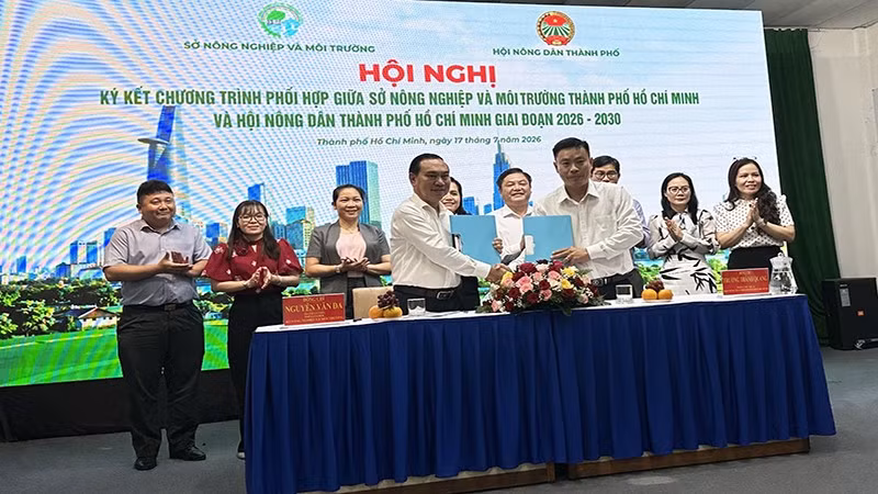 Đại diện lãnh đạo Sở Nông nghiệp và Môi trường và Hội Nông dân thành phố ký kết chương trình phối hợp.
