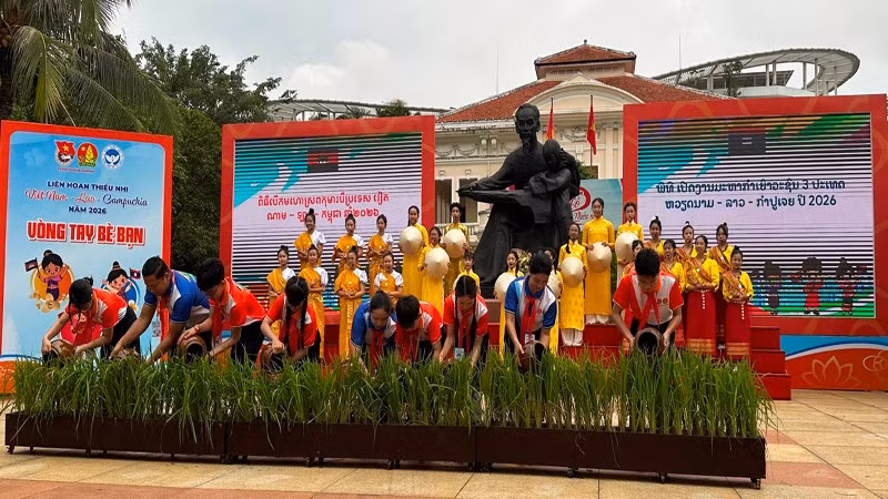 Đại diện thiếu nhi Việt Nam-Lào-Campuchia và Ban tổ chức thực hiện nghi thức khai mạc liên hoan.