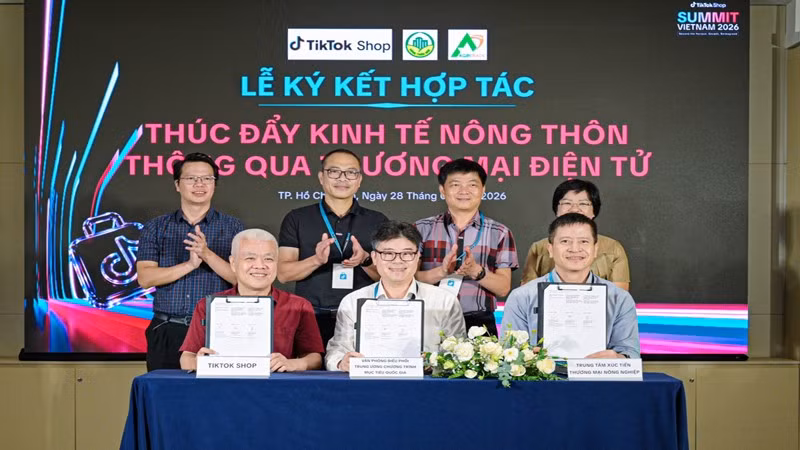 Đại diện các đơn vị ký kết chương trình hợp tác thúc đẩy kinh tế nông thôn thông qua thương mại điện tử.