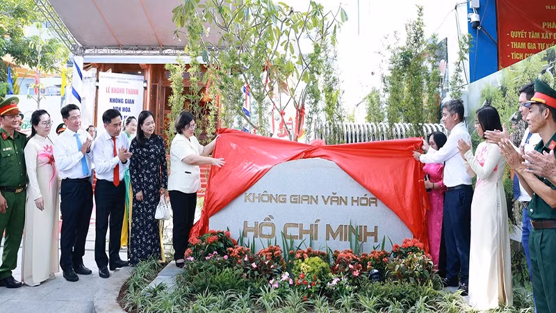 Đại diện lãnh đạo Thành phố Hồ Chí Minh và các đại biểu thực hiện nghi thức khánh thành Không gian văn hóa Hồ Chí Minh phường Bình Hưng Hòa. 