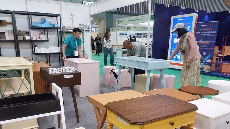 Khách tham quan, tìm hiểu những sản phẩm đồ gỗ và nội thất xuất khẩu tại một hội chợ tổ chức ở thành phố trong năm 2025. (Ảnh CTV).