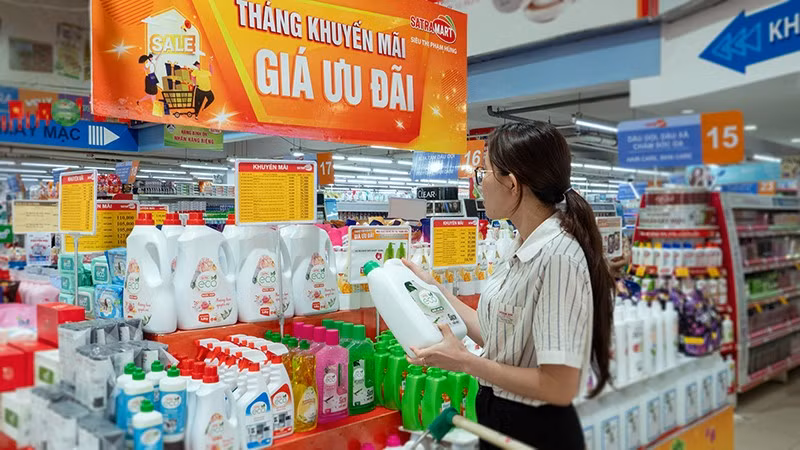 Hệ thống bán lẻ SATRA triển khai chương trình “Khuyến mãi rực rỡ-Mua hết cỡ”. Ảnh: SATRA