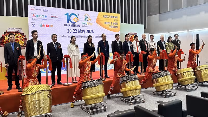 Các đại biểu thực hiện nghi thức khai mạc triển lãm.