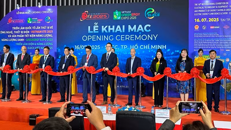 Các đại biểu thực hiện nghi thức khai mạc các triển lãm.