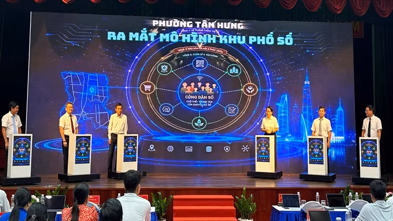 Các đại biểu thực hiện nghi thức ra mắt mô hình “khu phố số” ở phường Tân Hưng.