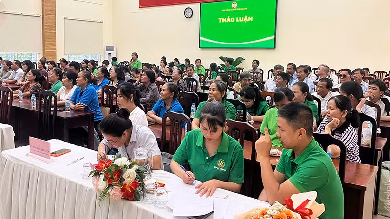 Các hộ nông dân được đại diện doanh nghiệp, cán bộ kỹ thuật giải đáp thắc mắc về điều khoản kỹ thuật, tiêu chuẩn thu mua, tuân thủ quy trình an toàn...