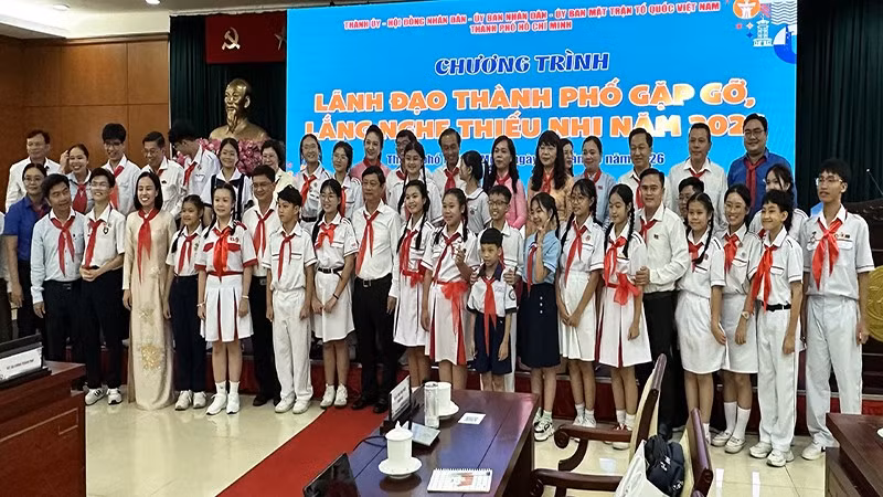 Các em thiếu nhi chụp hình lưu niệm cùng lãnh đạo Thành phố.