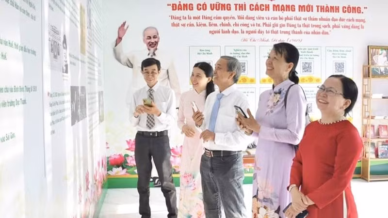 Chỉ cần một chiếc điện thoại người dân có thể tìm hiểu thân thế, sự nghiệp của Chủ tịch Hồ Chí Minh tại Không gian văn hóa Hồ Chí Minh xã Bình Chánh. (Ảnh: CTV)