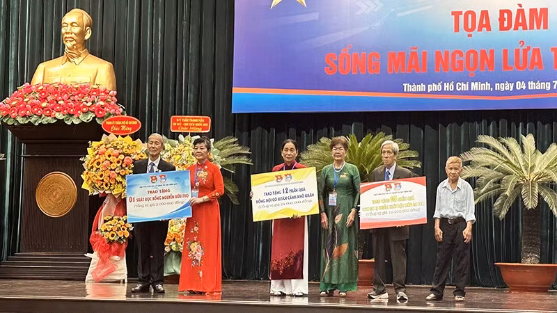 Ban Chủ nhiệm Câu lạc bộ Truyền thống kháng chiến Đoàn Thanh niên các cơ quan Trung ương Cục miền Nam trao tặng những phần quà tình nghĩa đến những đồng đội năm xưa; những suất học bổng đến con em các cựu cán bộ Đoàn Thanh niên bị ảnh hưởng chất độc da cam và có hoàn cảnh khó khăn.