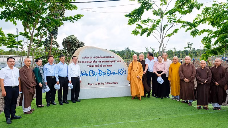 Các đại biểu chụp hình lưu niệm với “Vườn cây đại đoàn kết” tại Công viên văn hóa Láng Le.