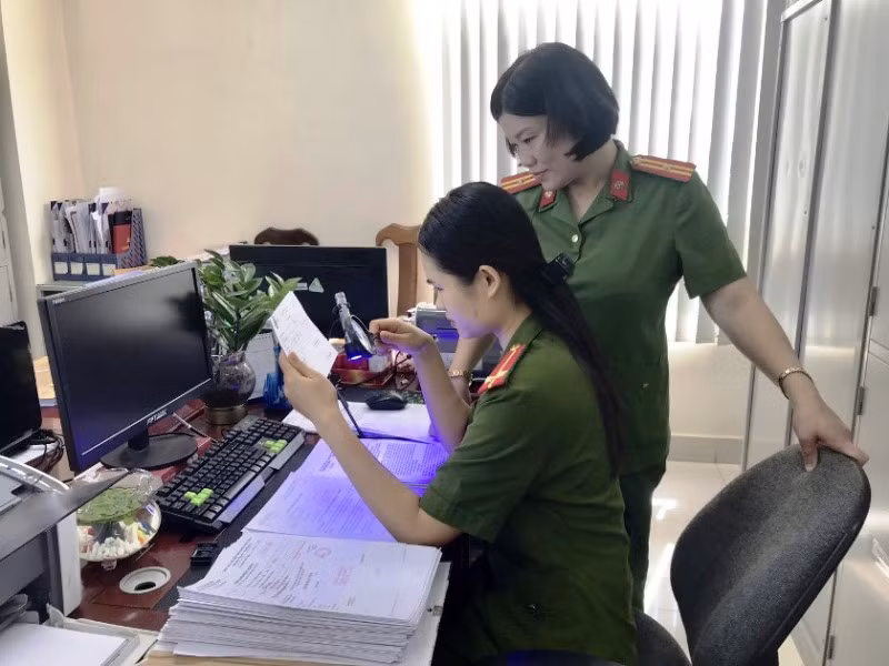 Công an Quảng Ninh giám định giấy khám sức khỏe, giấy ra viện làm giả.