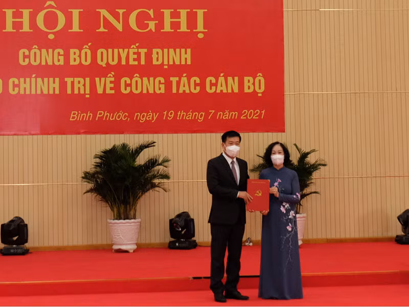 Đồng chí Trương Thị Mai trao quyết định của Bộ Chính trị cho đồng chí Nguyễn Mạnh Cường.