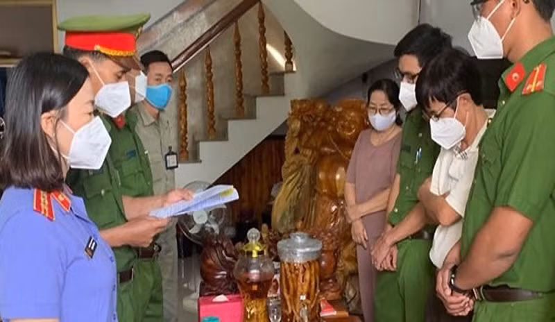 Cơ quan Cảnh sát điều tra Công an đọc lệnh khởi tố, bắt tạm giam ông Đoàn Thế Nam (áo trắng bên phải).
