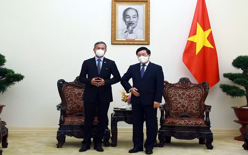 Phó Thủ tướng Phạm Bình Minh và Bộ trưởng Ngoại giao Singapore Vivian Balakrishnan. (Ảnh: Cổng Thông tin điện tử Chính phủ)