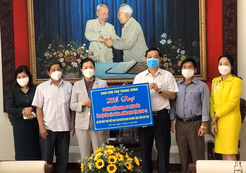 Tặng khẩu trang y tế và kinh phí xây nhà Đại đoàn kết tại Kon Tum -0
