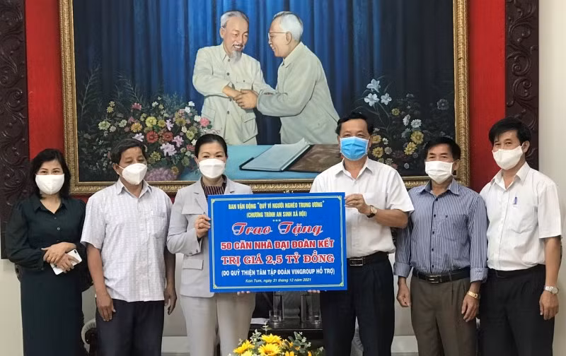Phó Chủ tịch Ủy ban Mặt trận Tổ quốc Việt Nam Trương Thị Ngọc Ánh trao 2,5 tỷ đồng kinh phí xây dựng 50 căn nhà Đại đoàn kết cho tỉnh Kon Tum.