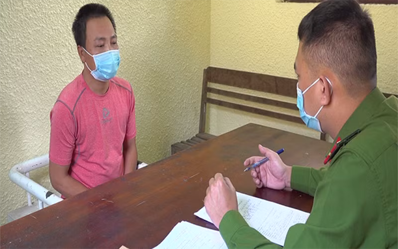 Đối tương Hồ Ngọc Hoan tại cơ quan công an.