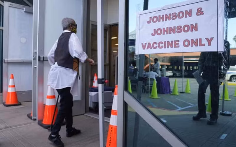 Trung tâm tiêm chủng vaccine ngừa Covid-19 của Johnson & Johnson tại TP Los Angeles, Mỹ. (Ảnh: AP)