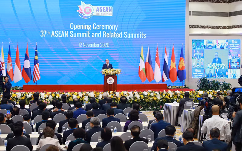 Thủ tướng Chính phủ Nguyễn Xuân Phúc phát biểu khai mạc Hội nghị Cấp cao ASEAN lần thứ 37 và các Hội nghị Cấp cao liên quan giữa ASEAN với các Đối tác. (Ảnh: DUY LINH)