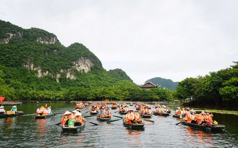 Khảo sát tuyến du lịch mới ở Di sản văn hóa và thiên nhiên thế giới Tràng An (Ninh Bình).