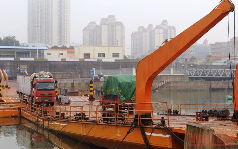 Hàng hóa được thông quan qua lối mở cầu phao Km3+4 trong sáng ngày 10/1.