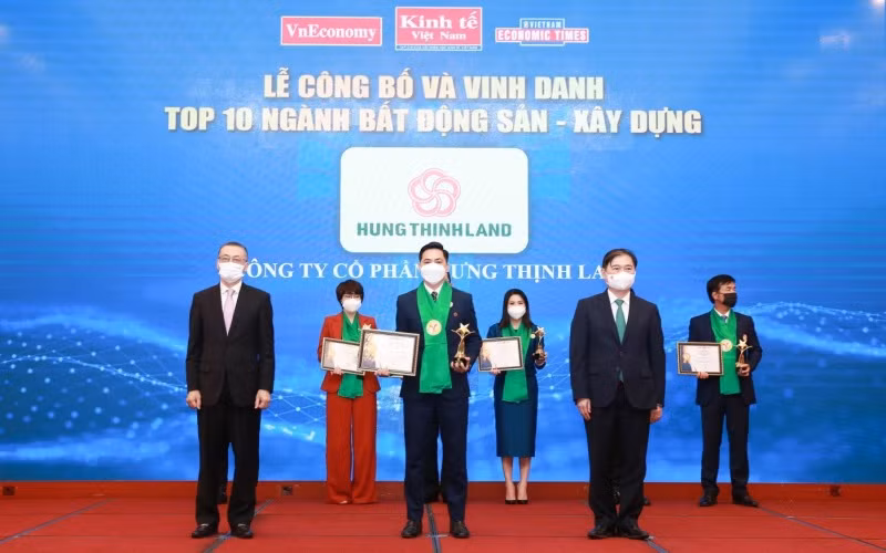 Đại diện Hưng Thịnh Land đón nhận kỷ niệm chương cùng chứng nhận từ Ban Tổ chức.