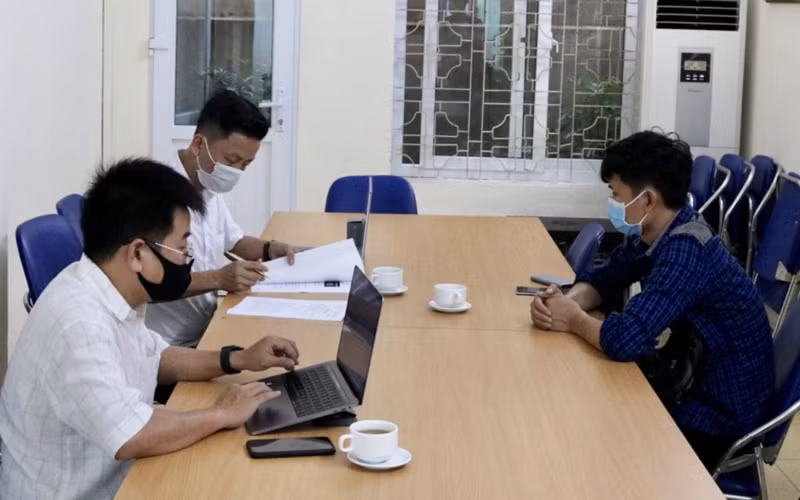 Thanh tra Sở Thông tin và Truyền thông TP Hải Phòng xử lý đối với ông D. Đ. V do thông tin sai sự thật trên mạng xã hội.