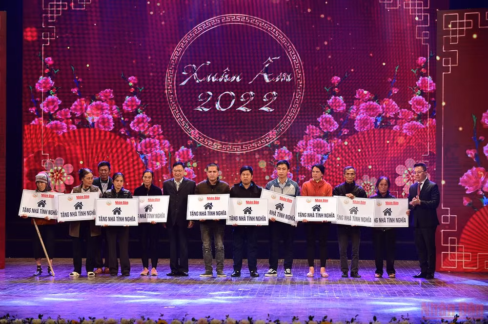 Báo Nhân Dân mang “Xuân ấm” về với người nghèo -0