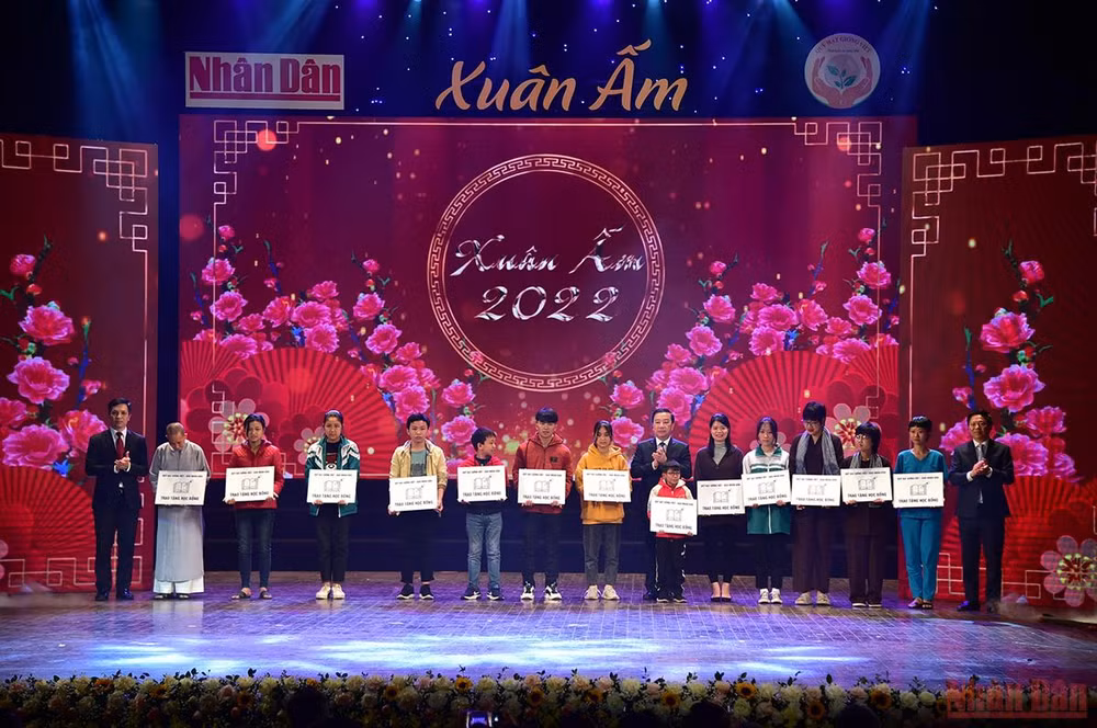 Báo Nhân Dân mang “Xuân ấm” về với người nghèo -0
