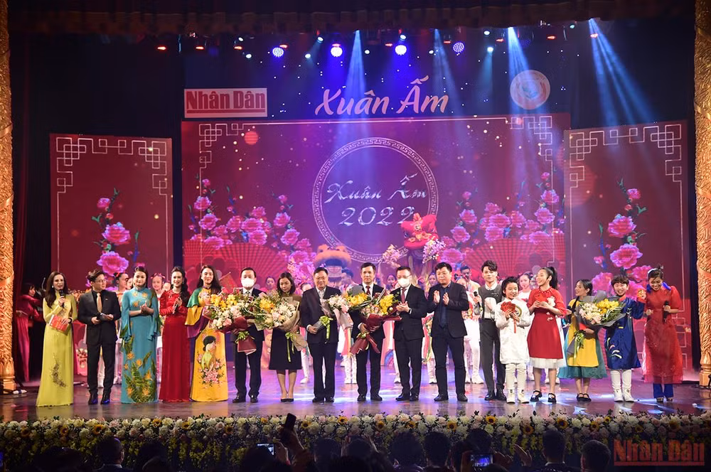Báo Nhân Dân mang “Xuân ấm” về với người nghèo -0