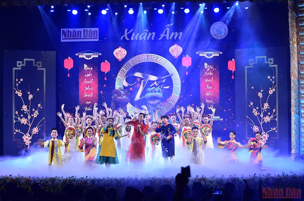 Báo Nhân Dân mang “Xuân ấm” về với người nghèo -0