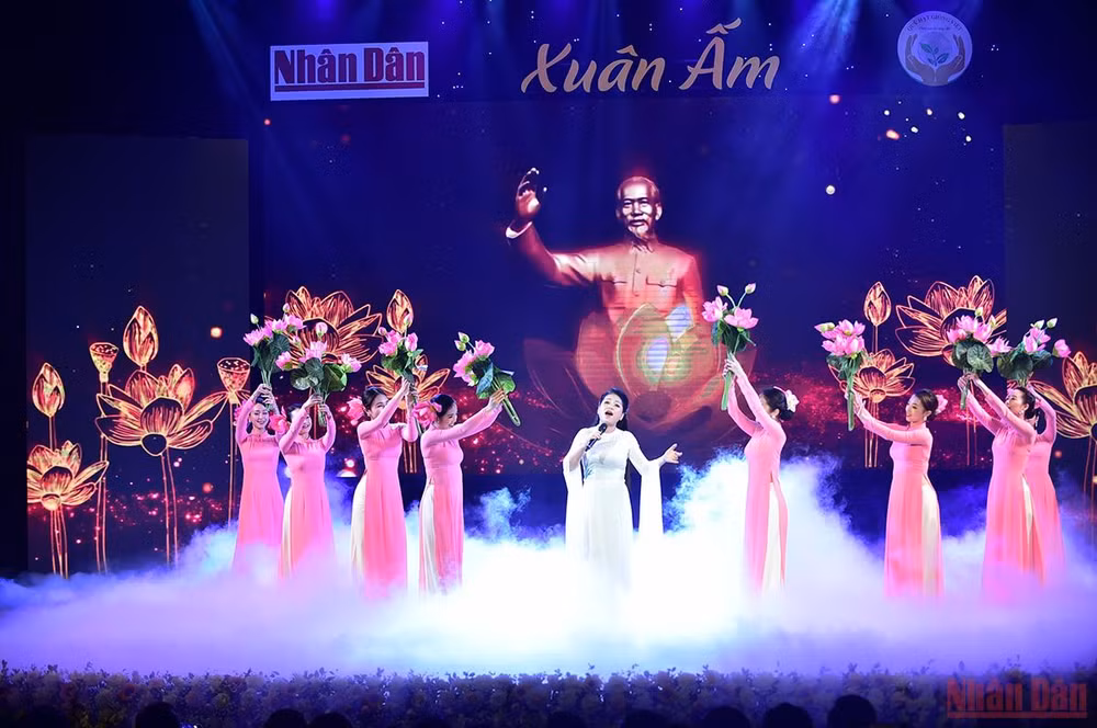 Báo Nhân Dân mang “Xuân ấm” về với người nghèo -0